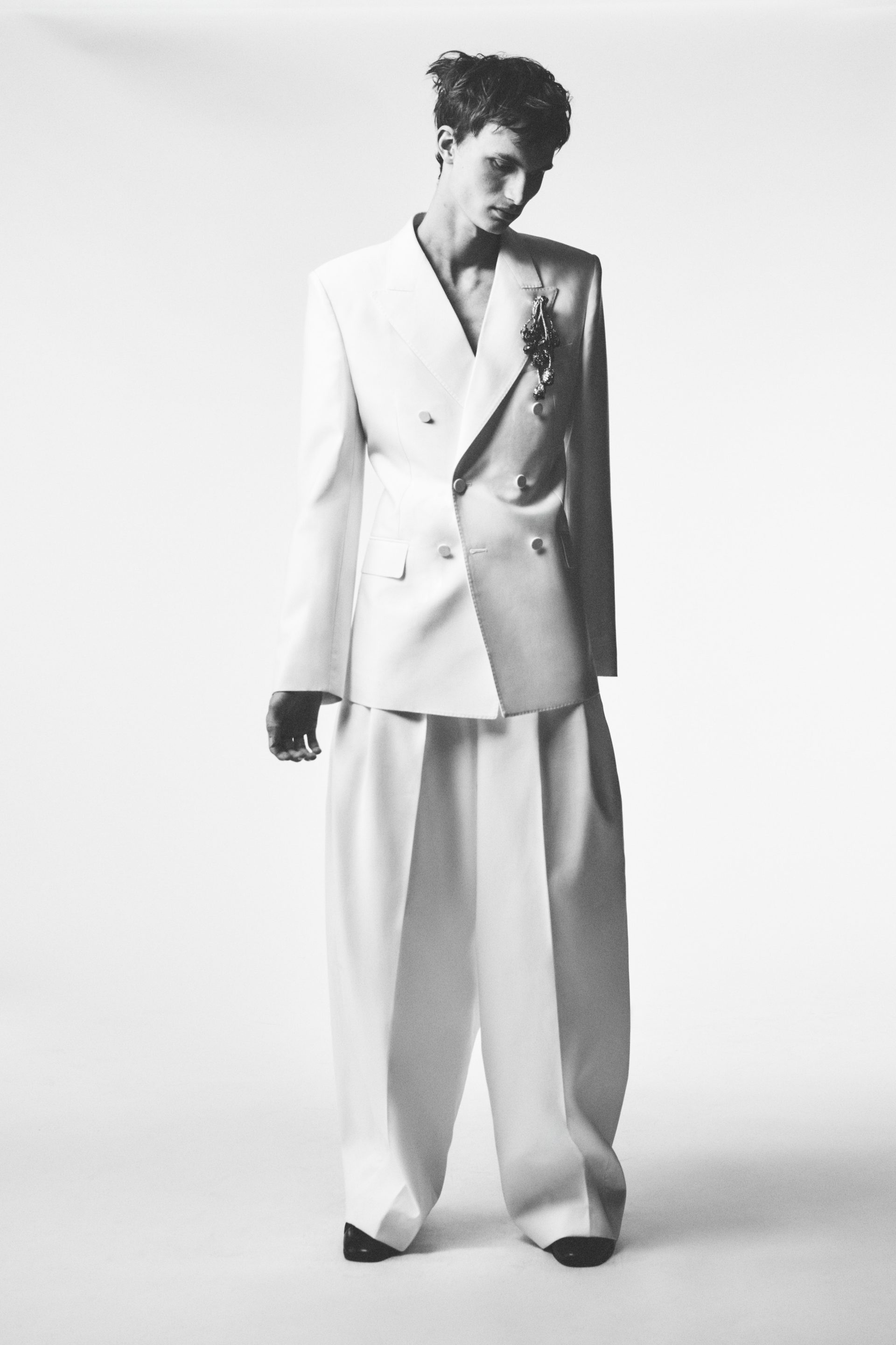 莎拉·伯顿 (Sarah Burton) 为纪梵希 (Givenchy) 推出首个完整男装系列