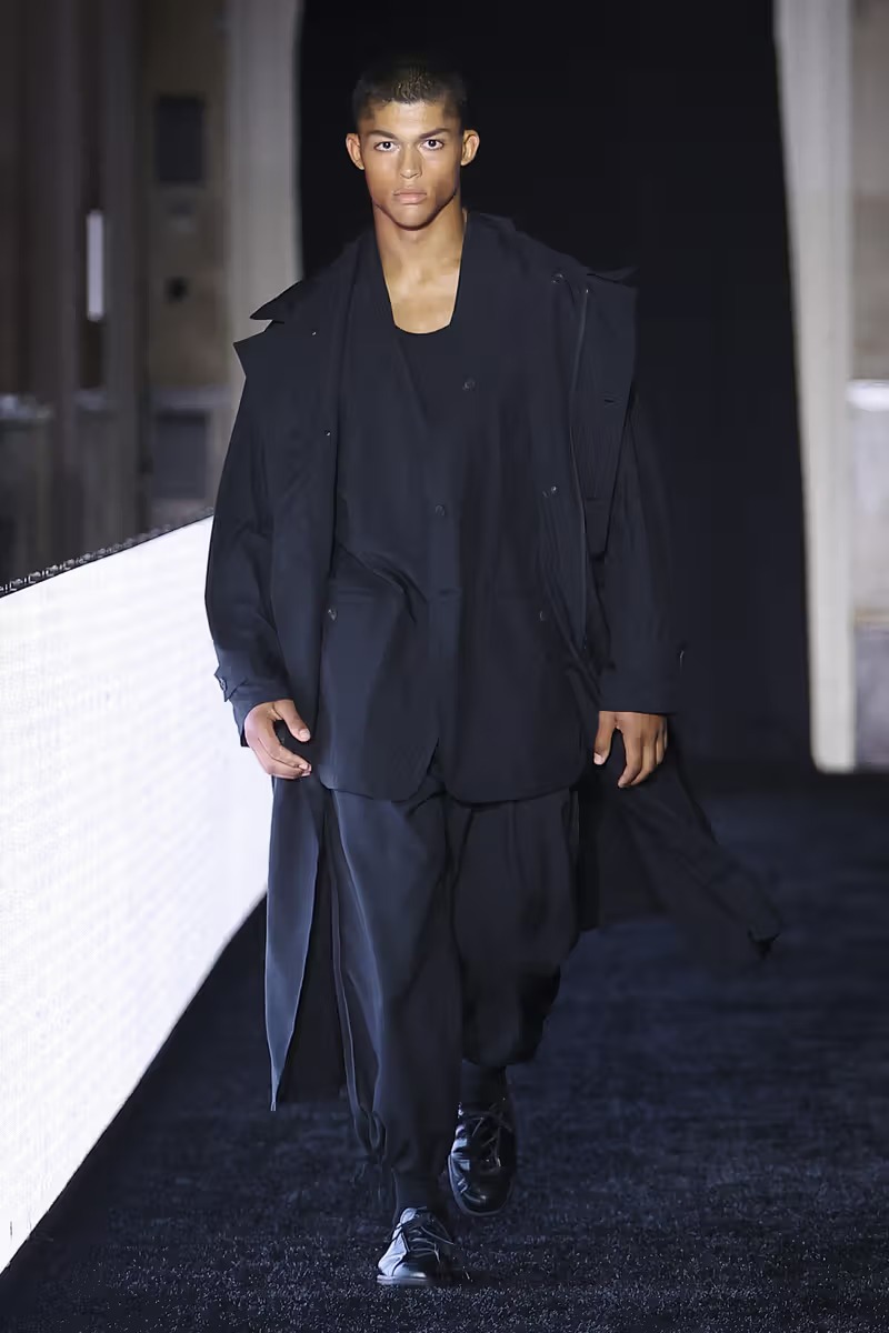 Y-3 2027春夏系列巴黎时装周秀场 Yohji Yamamoto
