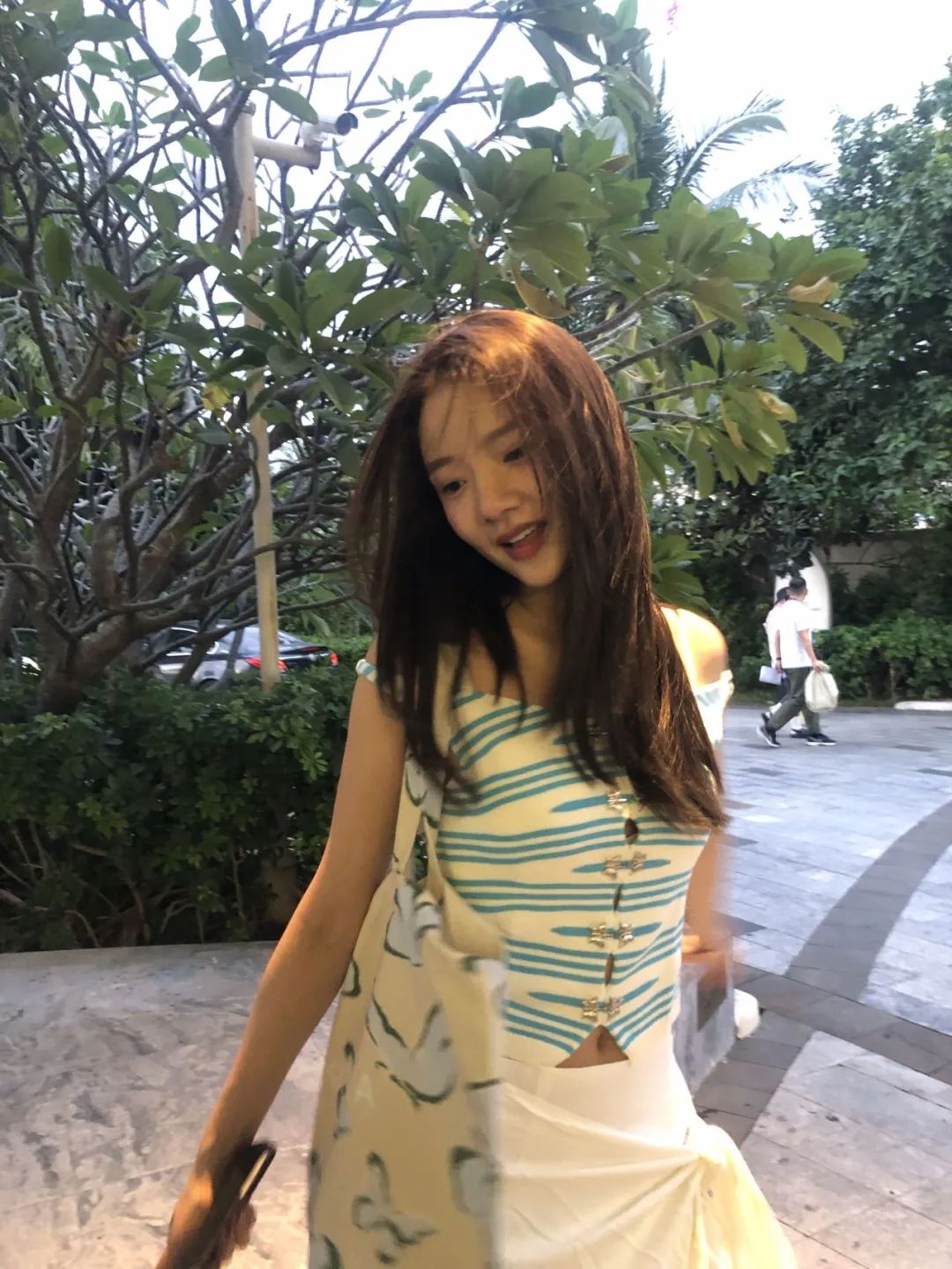 她怎么突然变这么好看